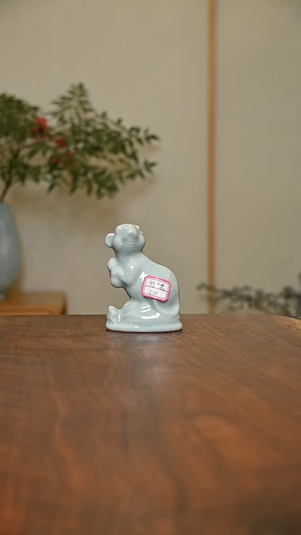 51#猪 豆绿釉 微瑕 无款