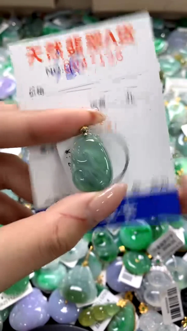 颈饰18K金镶嵌翡翠1111111111111111