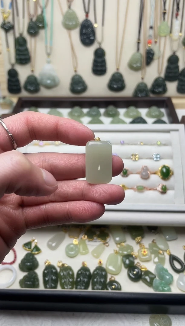 吊坠(不含链)18K金镶嵌和田玉吊坠(不含链) 18K金镶嵌 和田玉