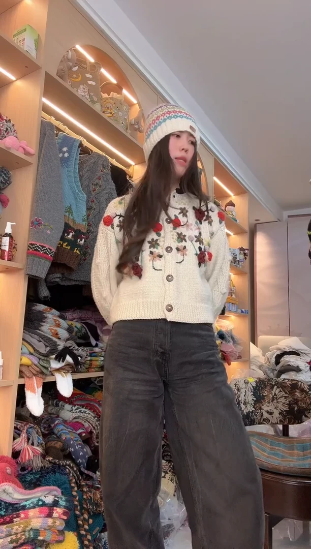 羊毛白色短款毛衣