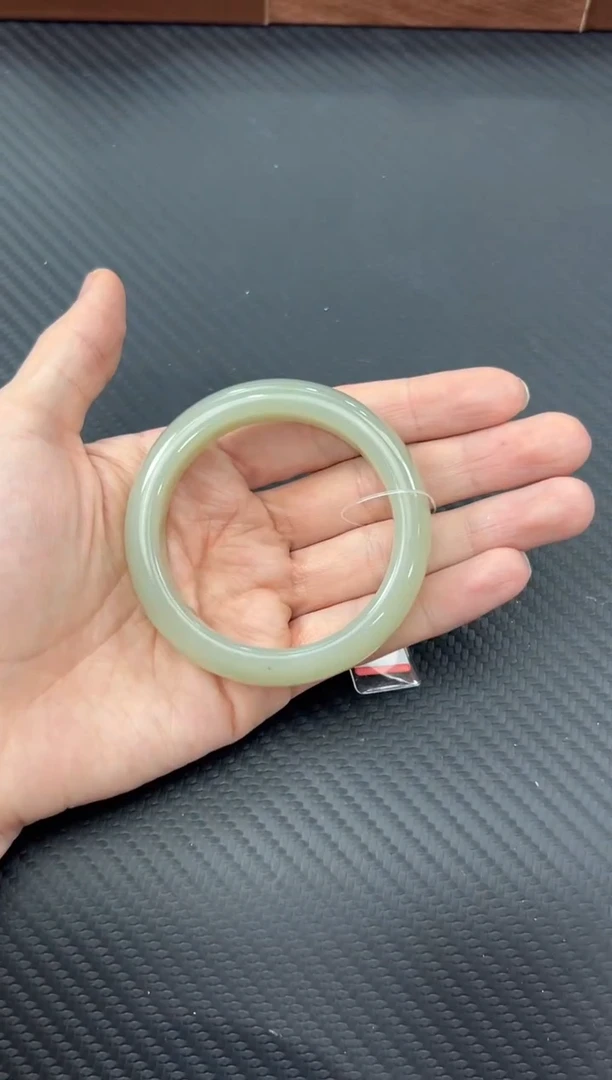 【闪购商品】和田玉手镯未镶嵌且末微色差近矿51手镯