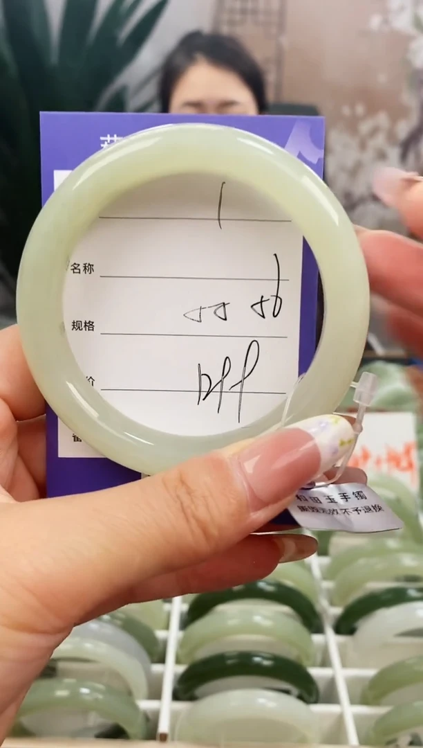 和田玉手镯未镶嵌微色差1