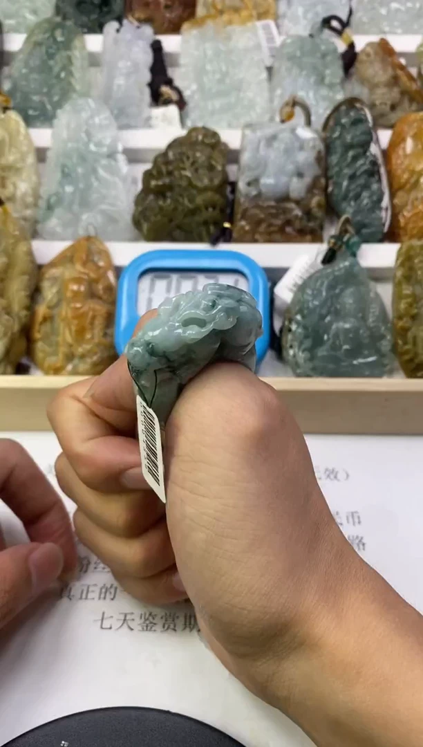 翡翠未镶嵌颈饰清**河天然翡翠