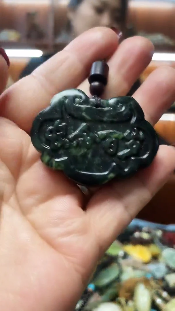 未镶嵌蛇纹石玉吊坠