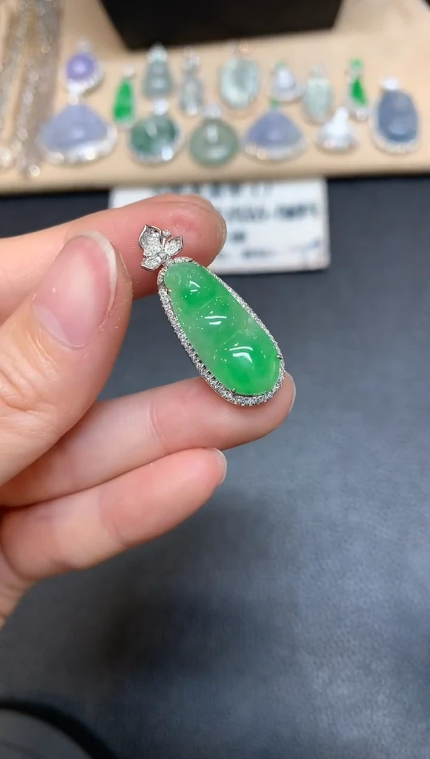 【闪购商品】翡翠颈饰18K金镶嵌福豆【无服务费