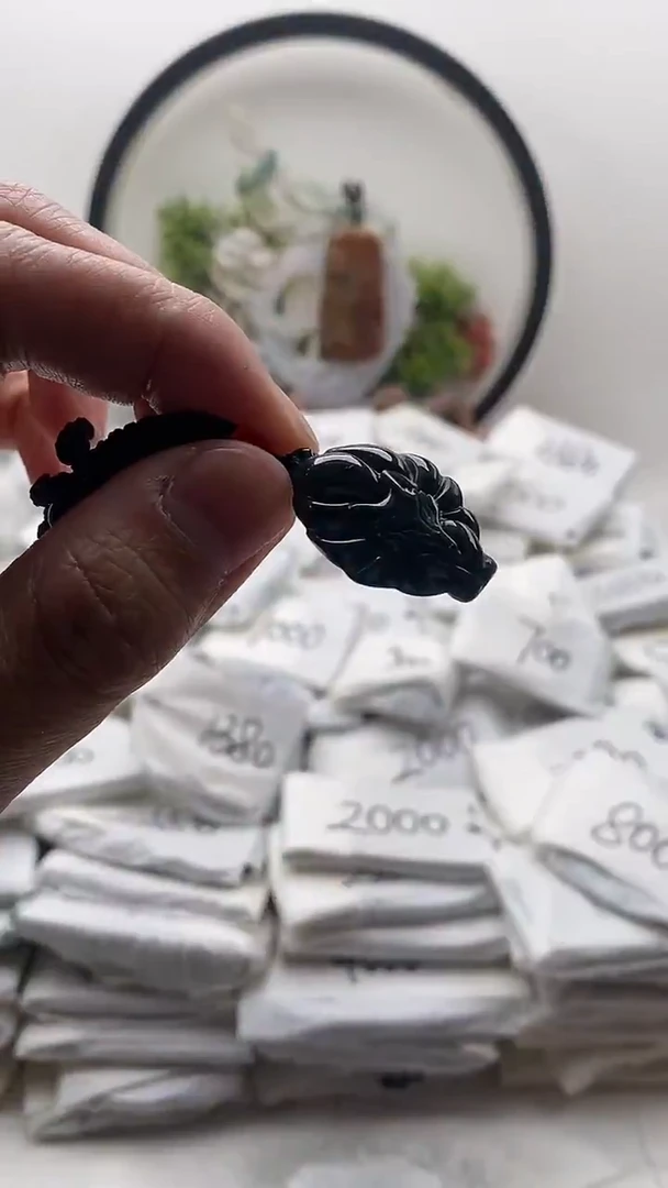 颈饰未镶嵌翡翠九尾狐