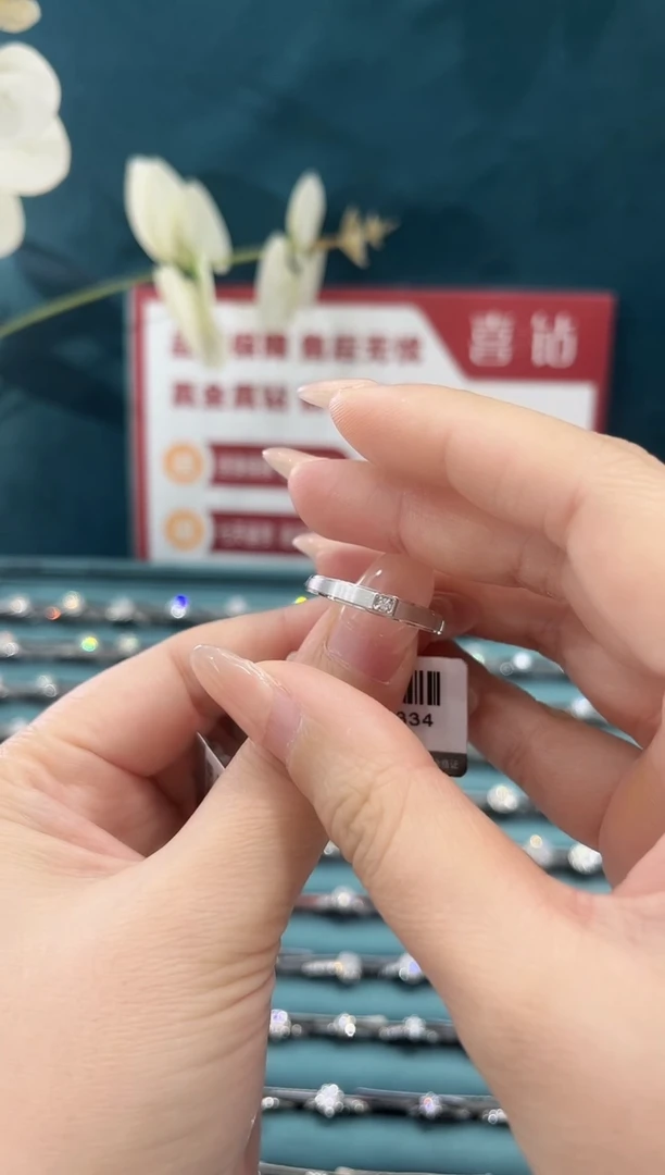 18K金镶嵌耳饰钻石m***r1分钻/23圈