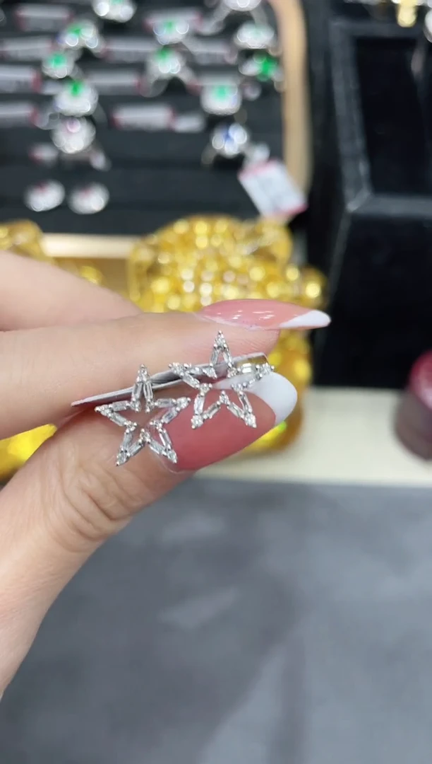 耳饰18K金镶嵌钻石耳饰