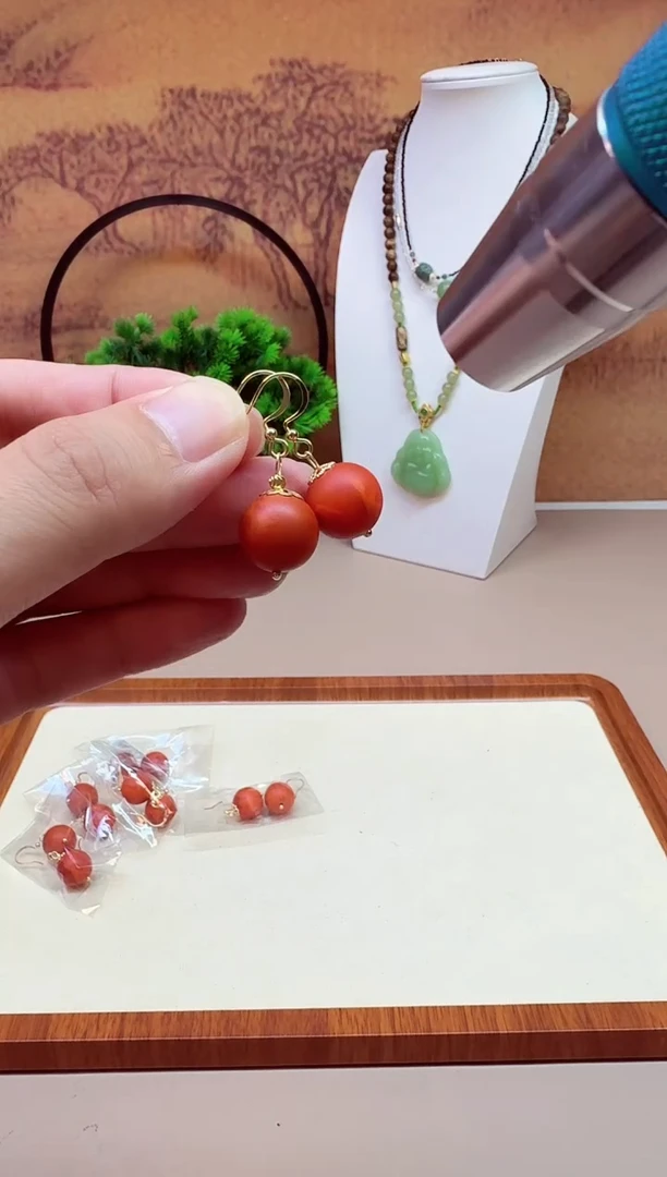 14K金镶嵌蜜蜡耳饰E121