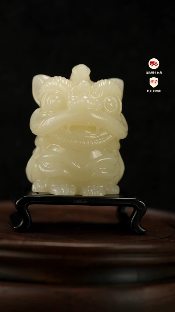 云南石竹叶青雕刻：吉庆醒狮摆件