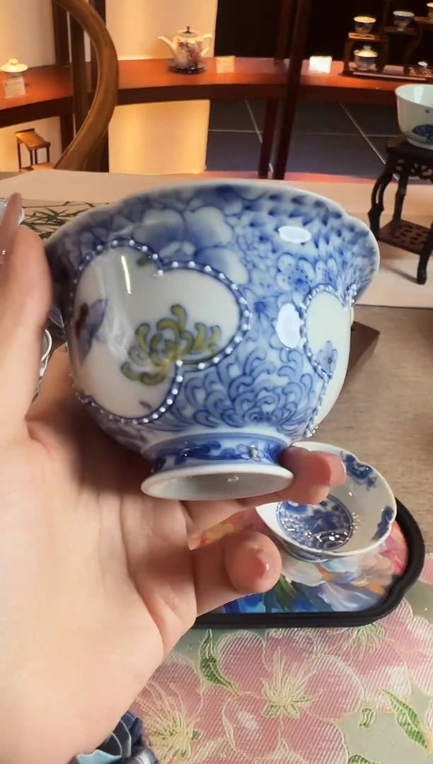 开窗万花葵口盖碗