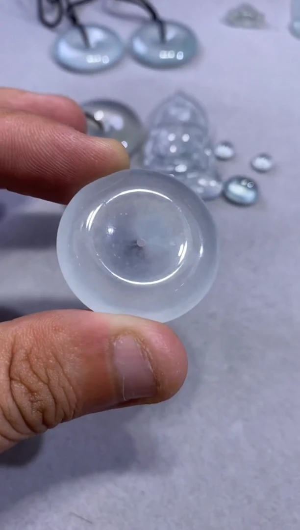 颈饰未镶嵌翡翠扣子12800  31.7  6.3