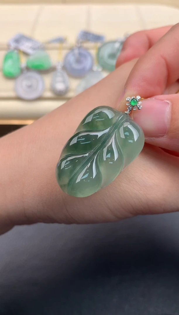 翡翠18K金镶嵌颈饰F326