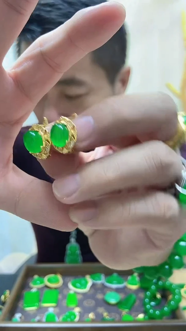 14K金镶嵌翡翠耳饰翡翠耳钩
