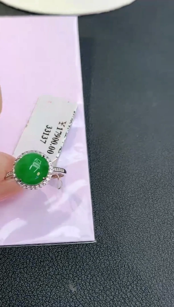 18K金镶嵌戒指翡翠赠礼盒 丁丁