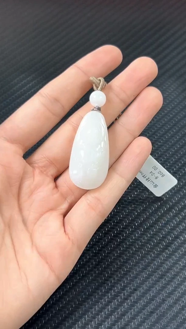 吊坠(赠链)未镶嵌和田玉且末微色差金山Mj