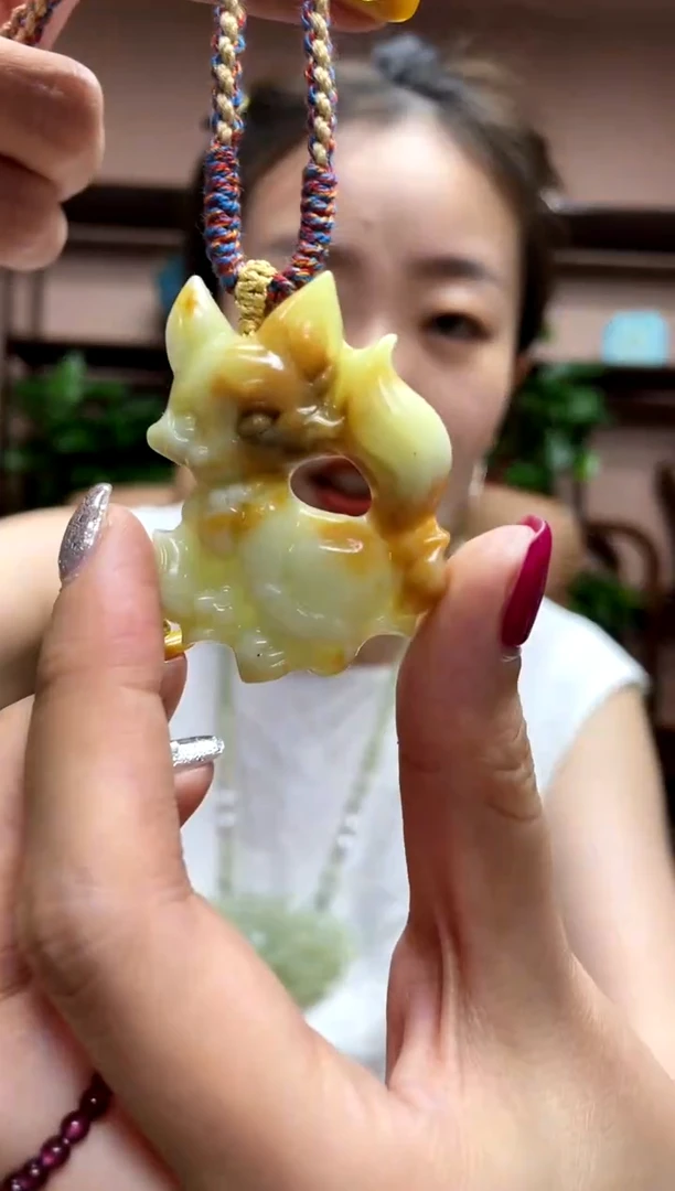 岫玉未镶嵌吊坠·