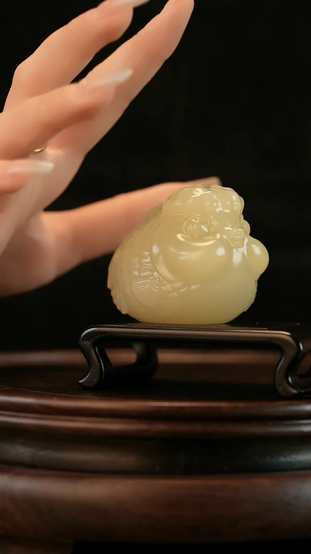 云南石竹叶青雕刻：胖头福鱼