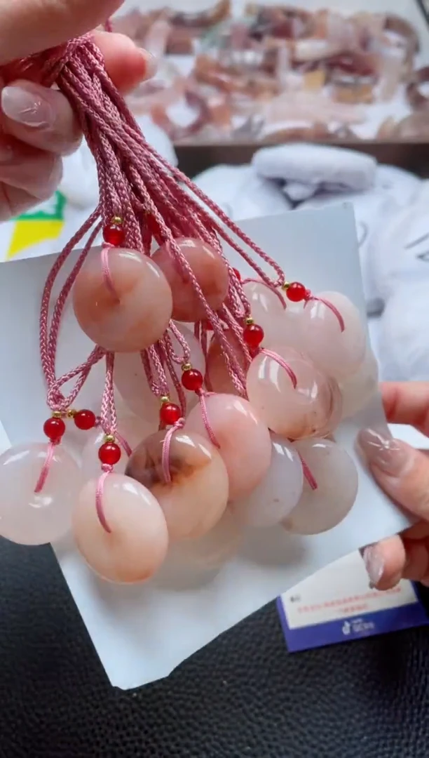 【闪购商品】石英质玉手镯未镶嵌桃花酿平安扣