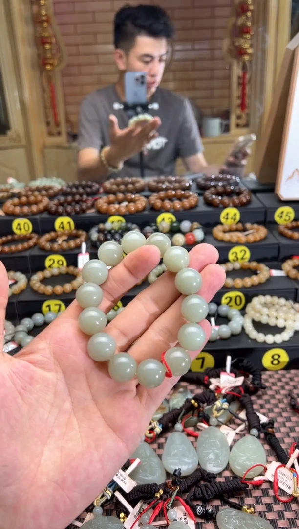 手串未镶嵌和田玉且末料青白玉手串卡16（80分）