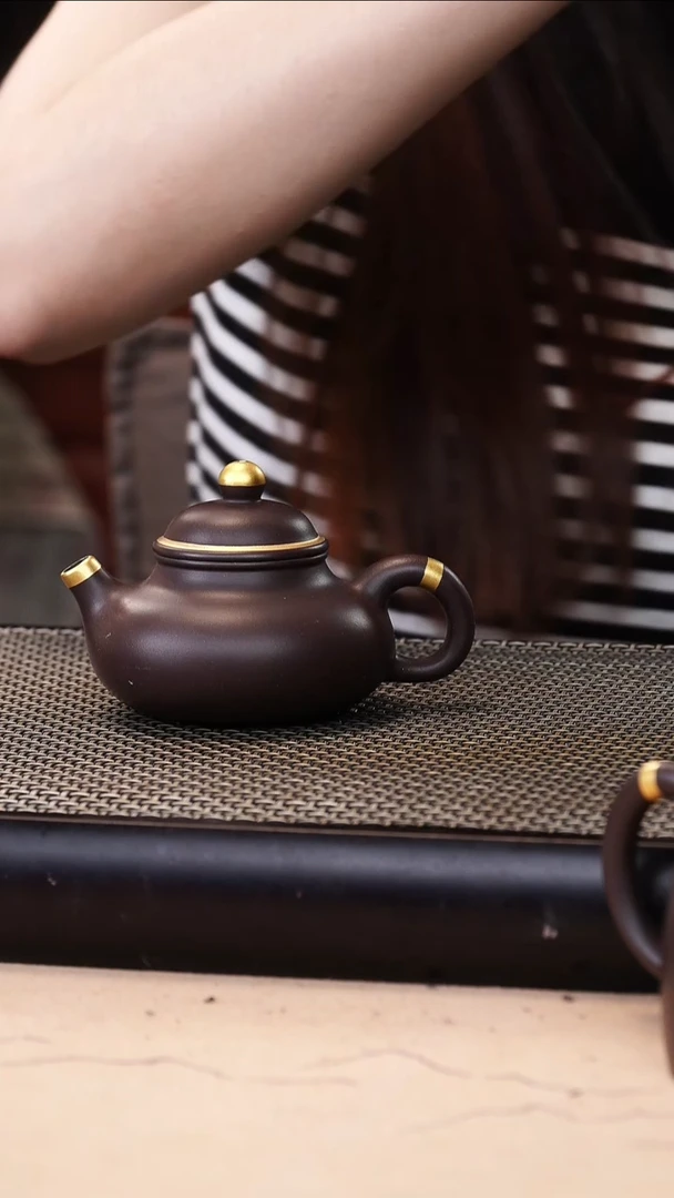 茶壶紫砂四号井茄皮紫泥描金容天150cc