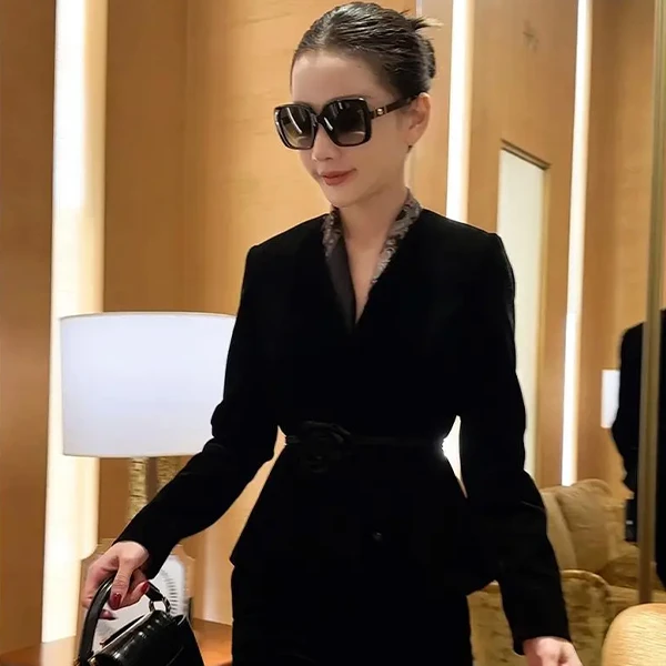 LUXURYMEMO【刘熊熊】气质显瘦时尚黑色V领收腰丝绒净版上衣