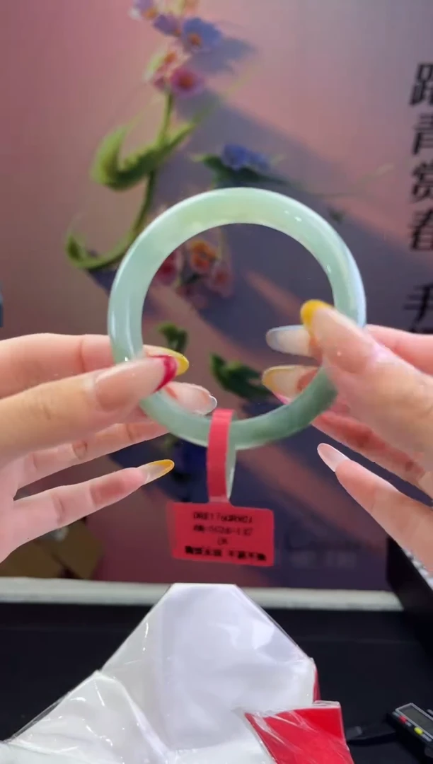 翡翠手镯未镶嵌翡翠手镯