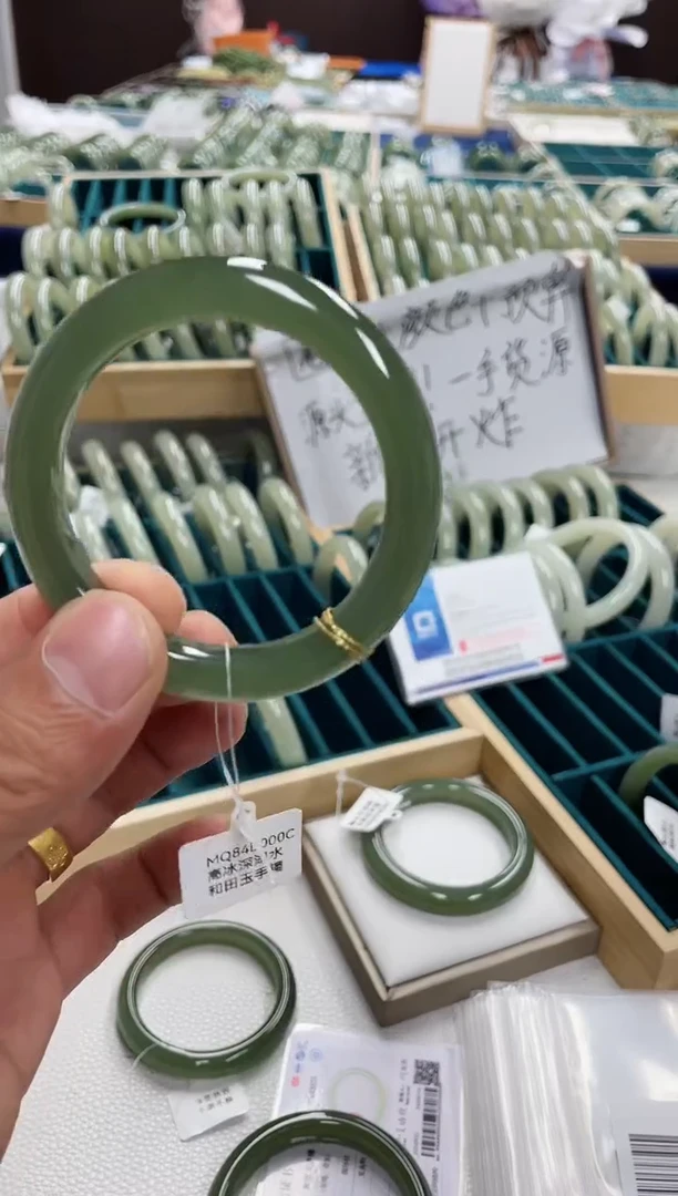 和田玉手镯未镶嵌?****?和田玉手镯