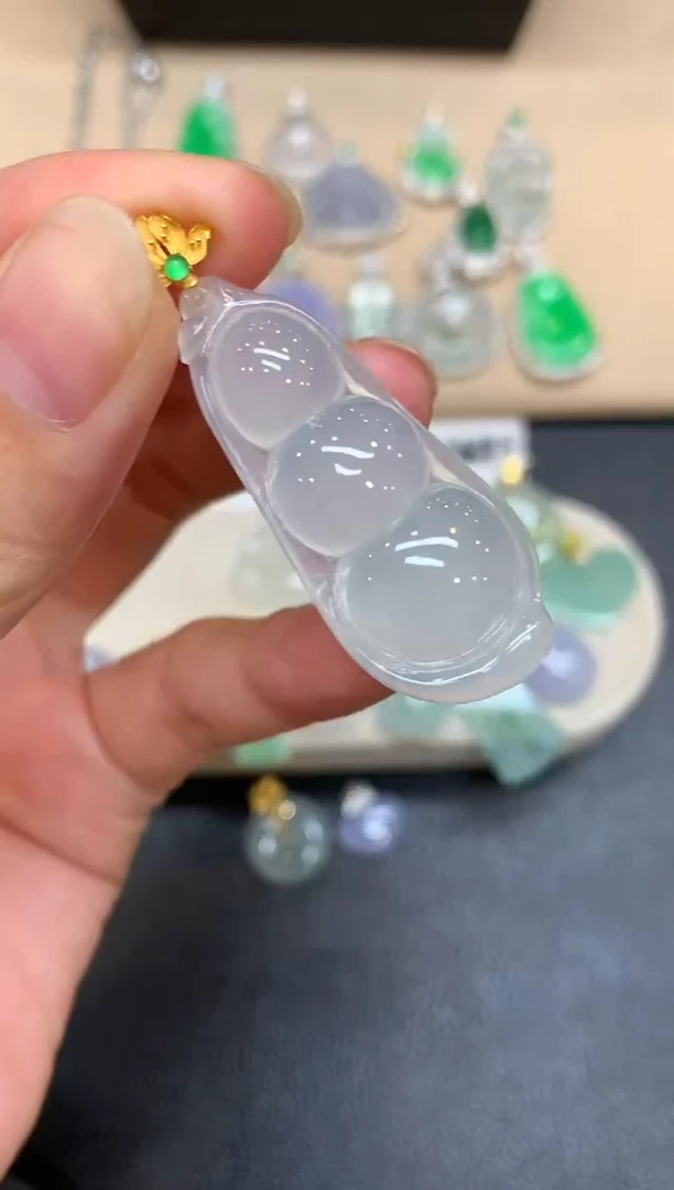 颈饰18K金镶嵌翡翠福豆【无服务费