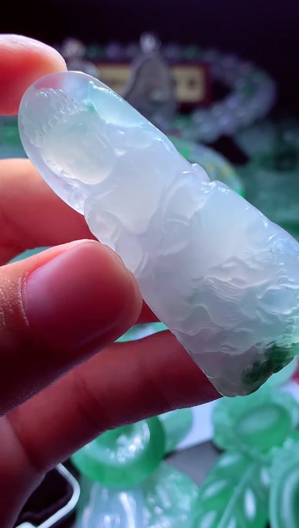 未镶嵌定制翡翠绝***?翡翠毛货定制