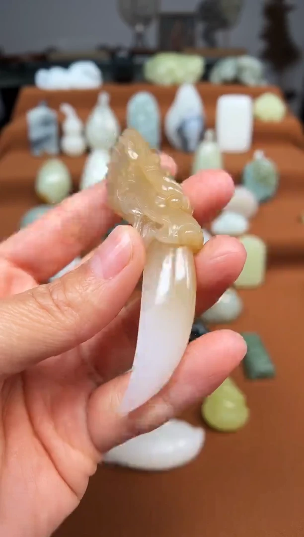 颈饰未镶嵌和田玉龙牙