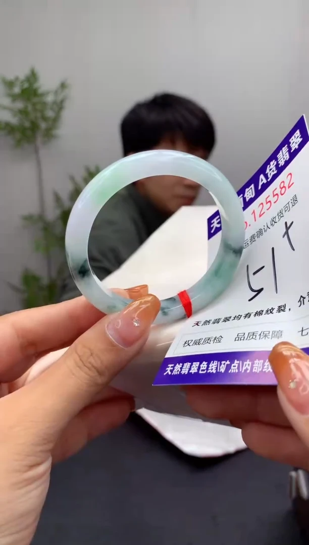 未镶嵌手镯翡翠有纹，完美者勿拍