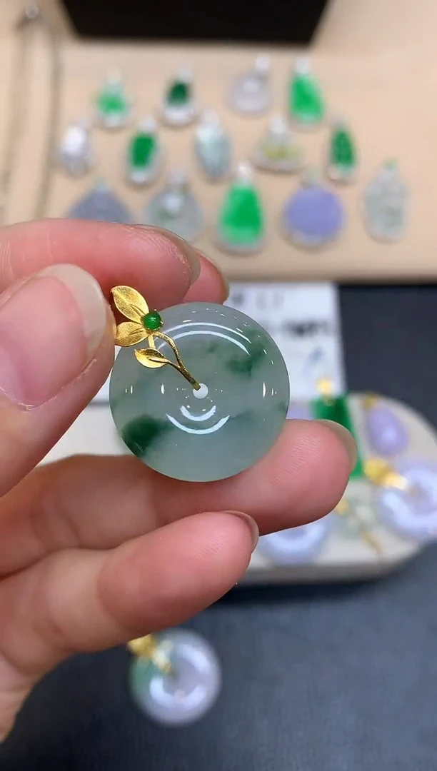 颈饰18K金镶嵌翡翠平安扣【无服务费