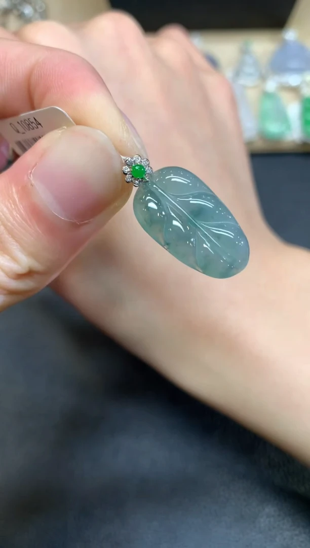 【闪购商品】翡翠颈饰18K金镶嵌叶子【无服务费】