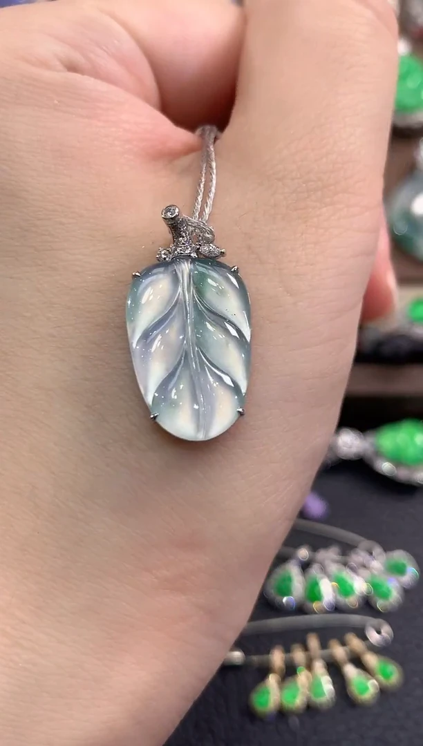 吊坠(不含链)18K金镶嵌翡翠春日珠宝 B46