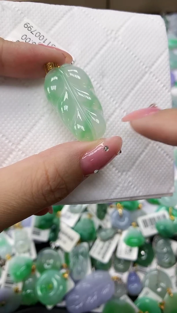 翡翠18K金镶嵌颈饰1111111111