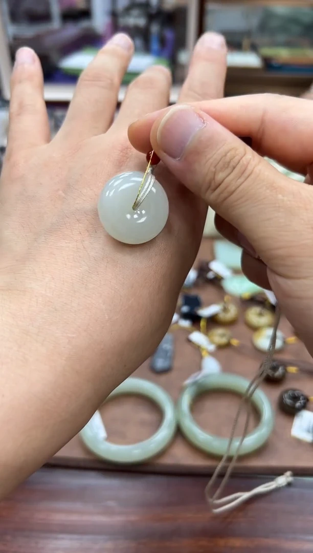 和田玉未镶嵌颈饰椰****r平安扣