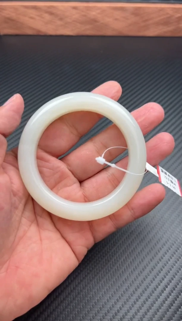 和田玉手镯未镶嵌黑山微色差57+