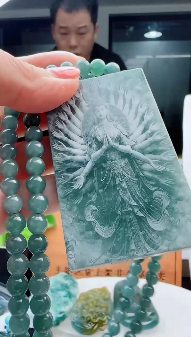 翡翠未镶嵌颈饰多样性发货其中一件