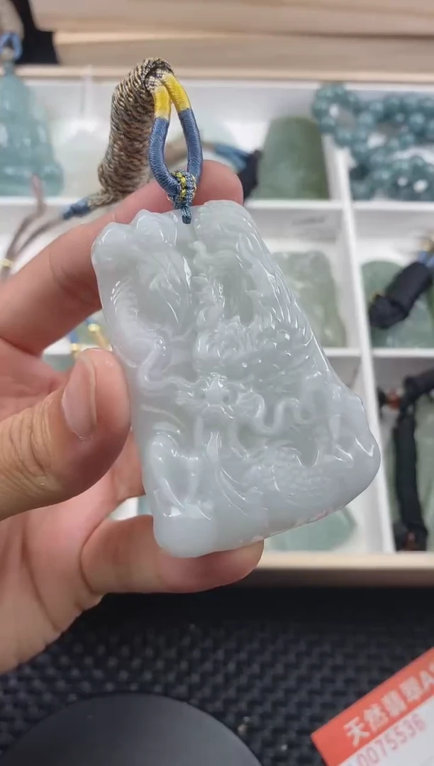 翡翠未镶嵌颈饰