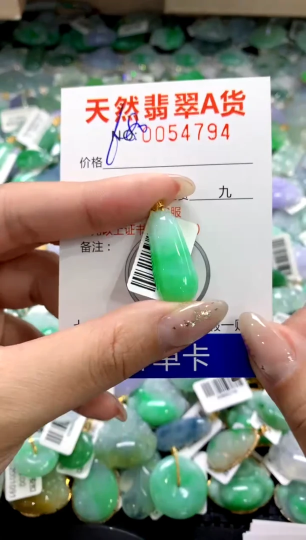 颈饰18K金镶嵌翡翠1111111111111111