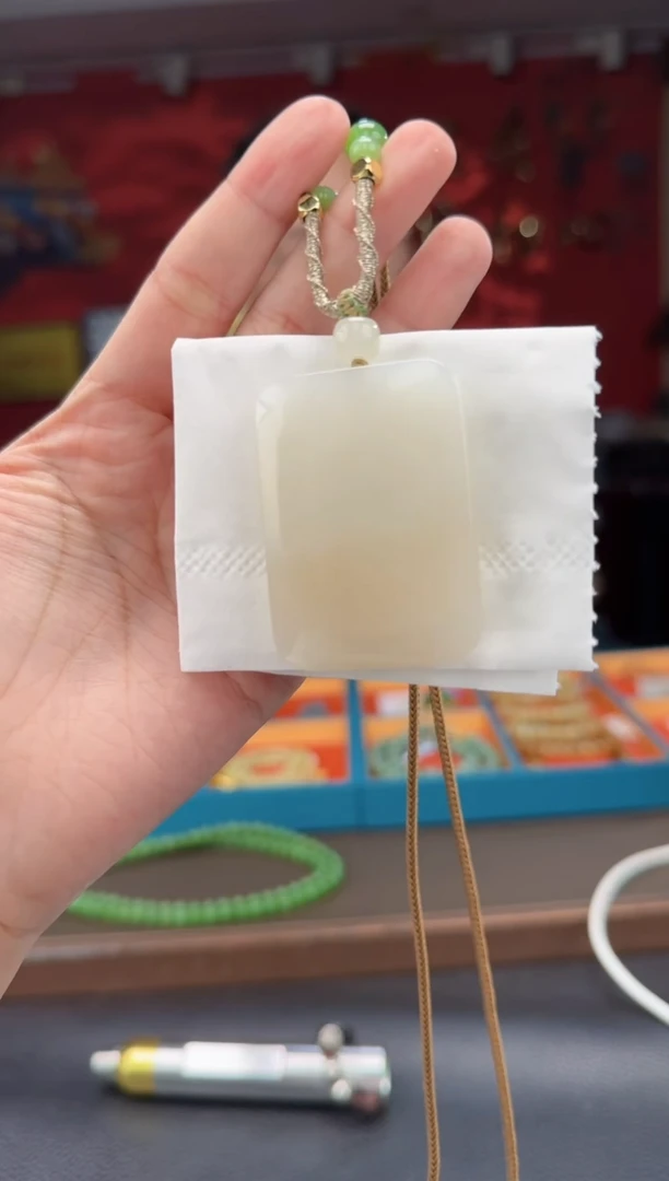 和田玉未镶嵌颈饰藕粉+白玉无事牌