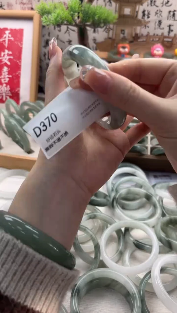 未镶嵌手镯石英质玉微瑕370