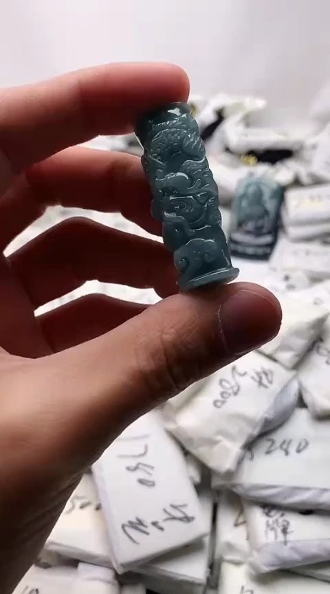 翡翠未镶嵌颈饰龙柱