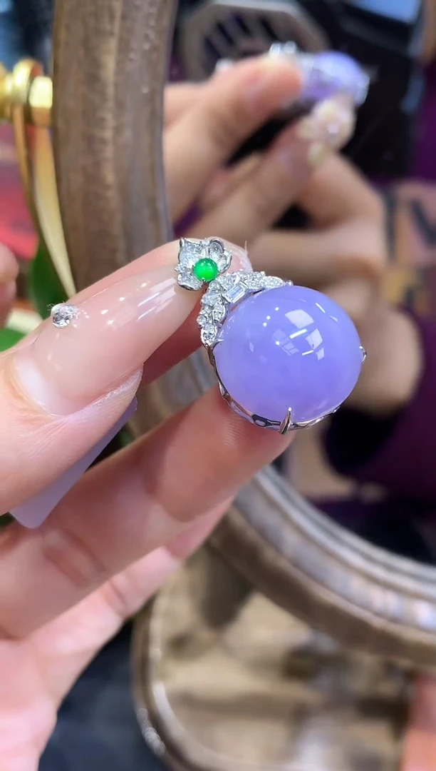 18K金镶嵌挂件翡翠蛋面