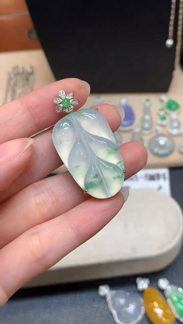 颈饰18K金镶嵌翡翠树叶【无服务费