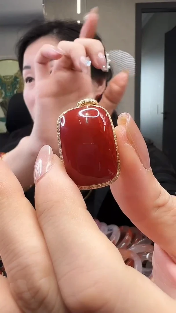 18K金镶嵌吊坠南红玛瑙花****生/原矿无事牌