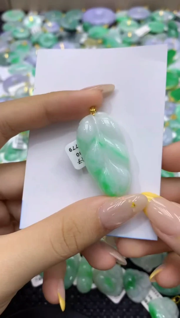 颈饰18K金镶嵌翡翠天然缅甸翡翠A货