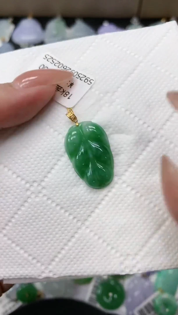 颈饰18K金镶嵌翡翠111111111111