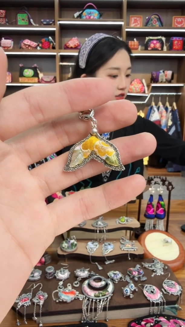 【闪购商品】织绣63蒙阿苏苗绣传承